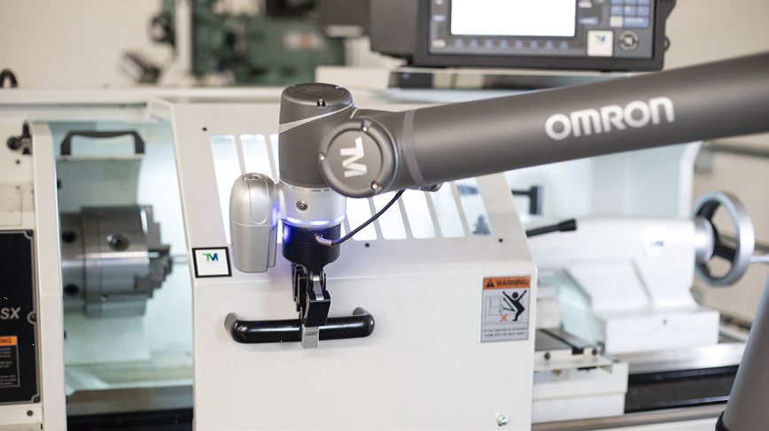 協働ロボットは、CNC工作機械の扉閉めなど様々な用途で人間と並んで働くことができる。写真提供:オムロン